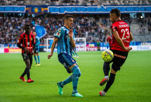 Djurgårdens Haris Radetinac i en duell med Brommapojkarnas