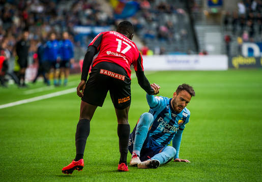 Brommapojkarnas Eric Johana Omondi och Djurgårdens Dzenis
