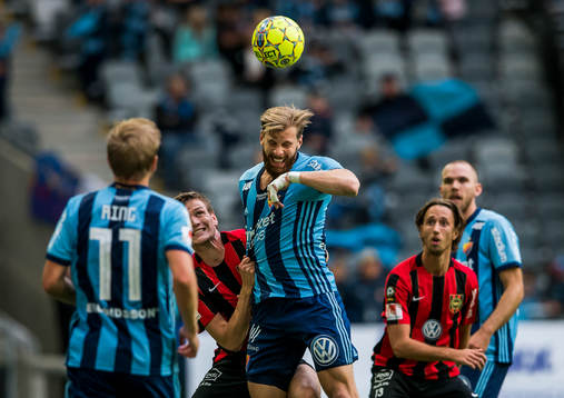 Djurgårdens Niklas Gunnarsson i en duell med
