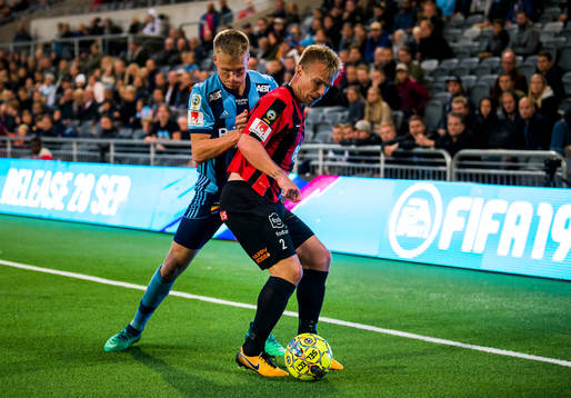 Djurgårdens Jonathan Augustinsson i en duell med