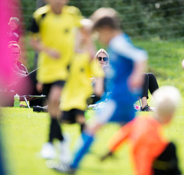 Mamma följer en match i Levins Cup som arrangerades av IFK