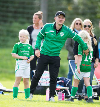 Ledare i Vinslövs IF tar hand om sina tjejer i Levins Cup