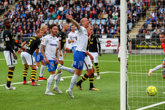 Norrköpings Simon Thern nickar in 2-0