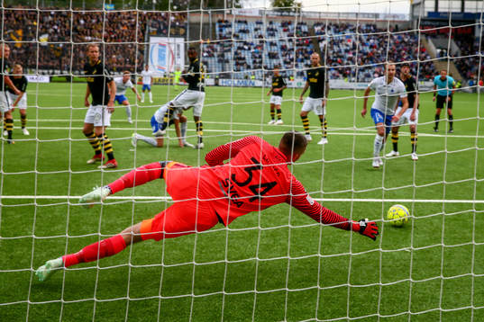 s målvakt Oscar Linnér räddar