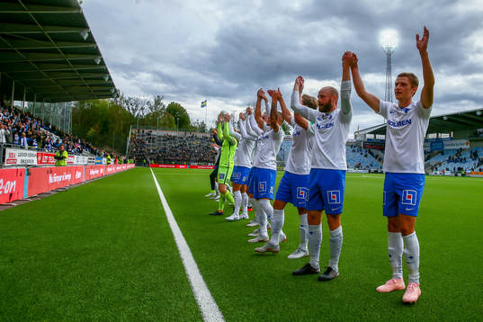 Norrköpings Simon Thern jublar med lagkamrater