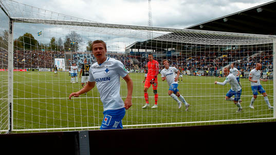 Norrköpings Simon Thern  jublar