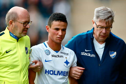 Norrköpings Ian Smith  leds av planen