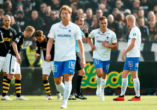 Norrköpings Henrik Castegren har fått gult kort