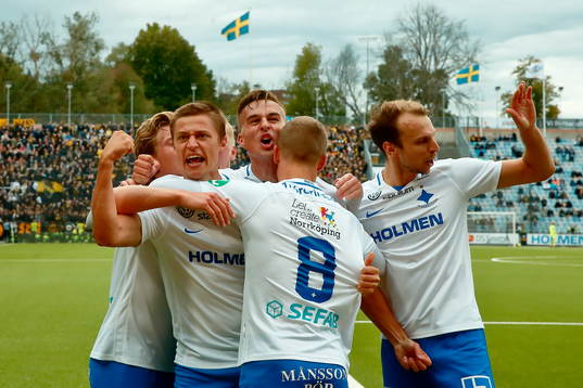 Norrköpings Simon Thern intill Henrik Castegren och