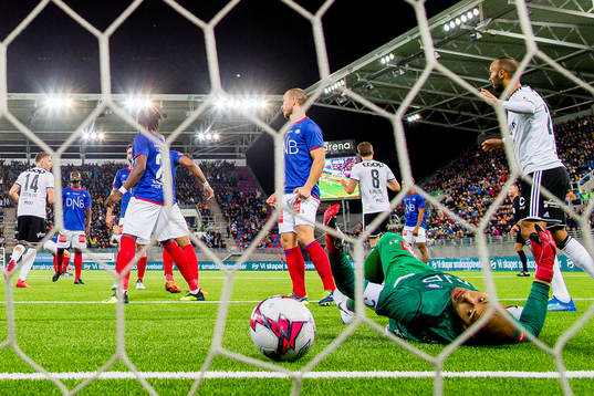 Goalkeeper Adam Larsen Kwarasey of Vålerenga lets in 1-1