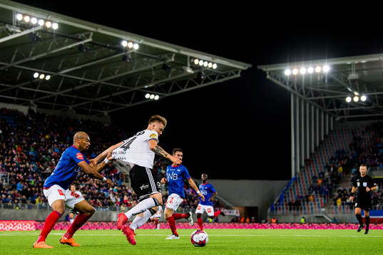 Felipe Carvalho of Vålerenga and Alexander Søderlund of