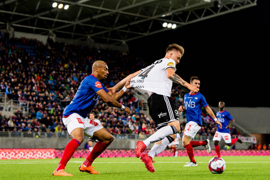 Felipe Carvalho of Vålerenga and Alexander Søderlund of