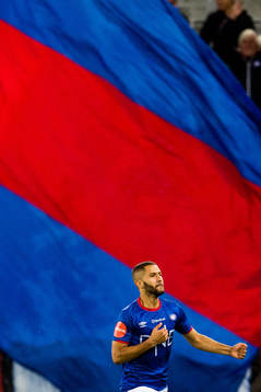 Amin Nouri of Vålerenga celebrates with his teammates