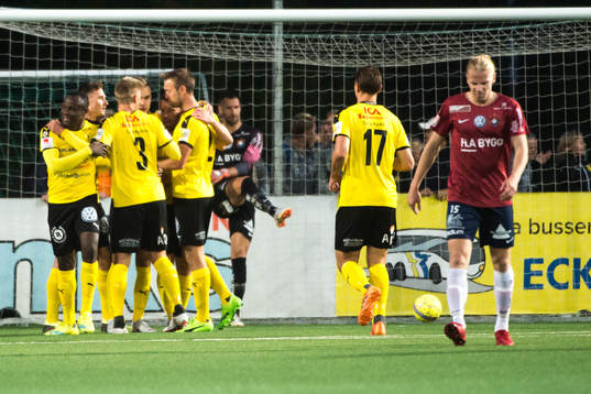 Frejs Joakim Runnemo jublar med lagkamrater