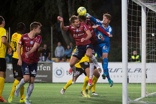 Frejs målvakt Hampus Elgan boxar undan en hörna