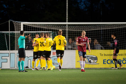Frejs Joakim Runnemo jublar med lagkamrater