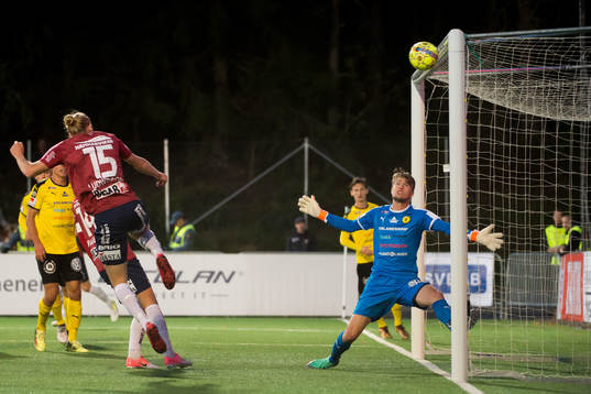 Örgrytes Gustav Ludwigson nickar bollen i ribban