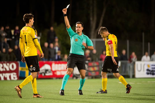 Domare Oliver Reitala get gult kort till Frejs Hjalmar Ekdal