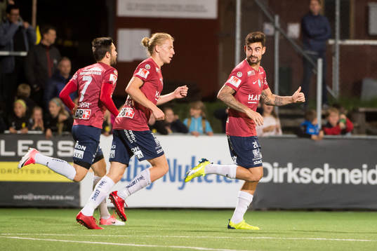Örgrytes Diego Montiel jublar med lagkamrater