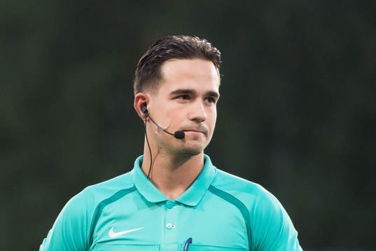 Domare Oliver Reitala innan fotbollsmatchen i Superettan