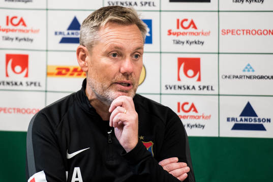 Örgrytes tränare Thomas Askebrand i en presskonferens