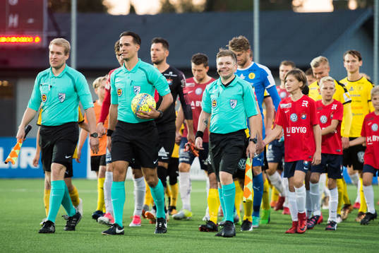 Domare Oliver Reitala tågar in med spelare och knattar