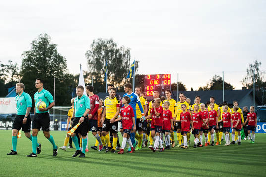 Domare Oliver Reitala tågar in med spelare och knattar