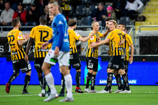 Häckens Daleho Irandust jublar med lagkamrat