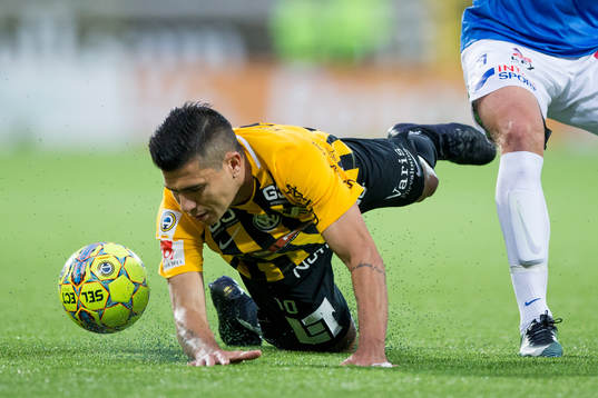 Häckens Paulinho tacklas av Trelleborgs Marcus Pode