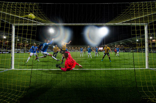 Häckens Alexander Jeremejeff skjuter 2-1 bakom Trelleborgs