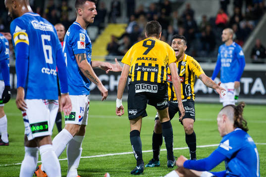 Häckens Alexander Jeremejeff jublar ihop med Paulinho