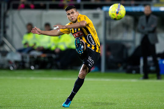 Häckens Paulinho med en frispark