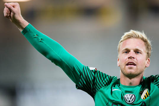 Häckens målvakt Peter Abrahamsson jublar