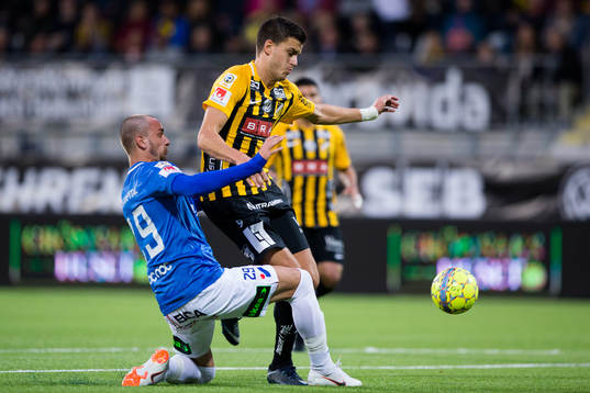 Trelleborgs Jasmin Sudic tacklar Häckens Alexander