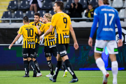 Häckens Daleho Irandust jublar med lagkamrater