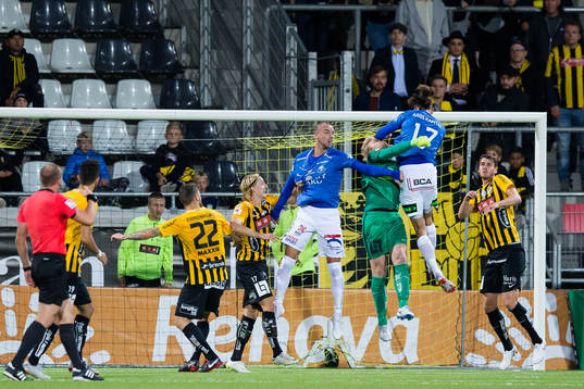 Häckens målvakt Peter Abrahamsson i kamp om bollen med