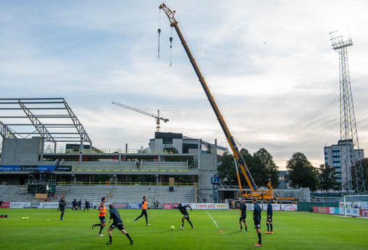 Sirius spelare värmer upp före fotbollsmatchen i