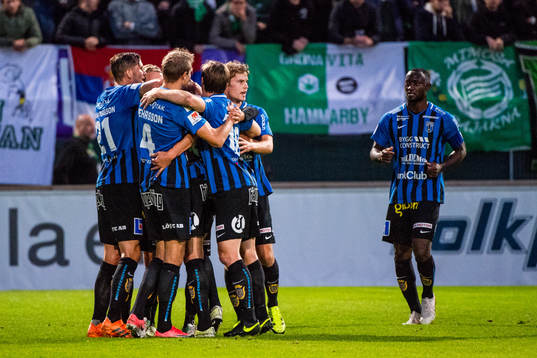 Sirius Philip Haglund blir omkramad