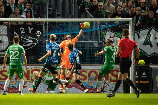 Hammarbys målvakt Johan Wiland släpper in 1-0