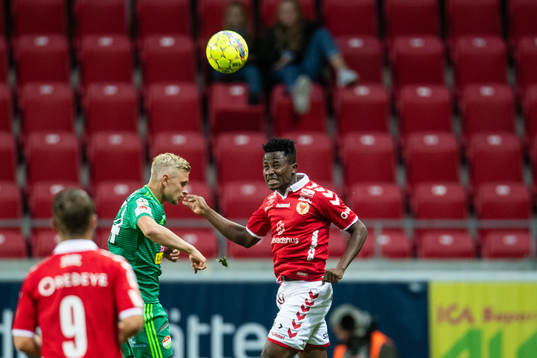 Kalmars Chima Akas och Dalkurds Simon Strand