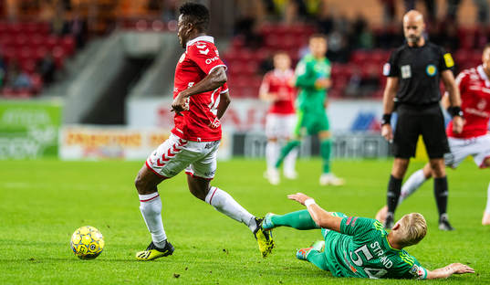 Kalmars Chima Akas och Dalkurds Simon Strand