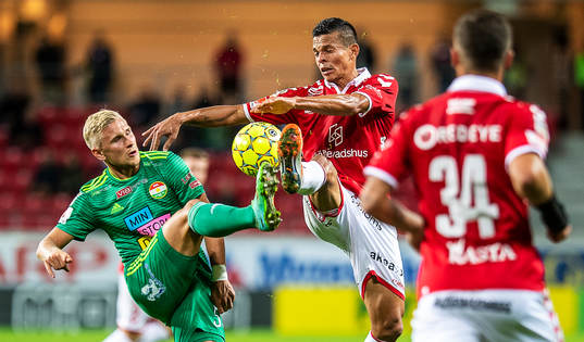 Kalmars Romário Pereira Sipião och Dalkurds Simon Strand
