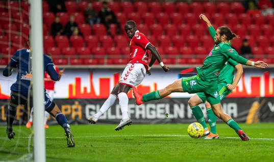 Kalmars Papa Alioune Diouf och Dalkurds Alex De John