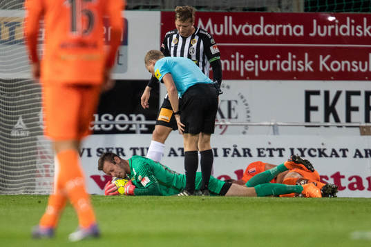 Landskronas målvakt Viktor Noring blir liggandes