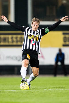 Landskronas Philip Andersson snavar på bollen