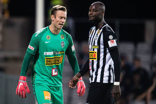 Landskronas målvakt Viktor Noring och Joe Sise deppar