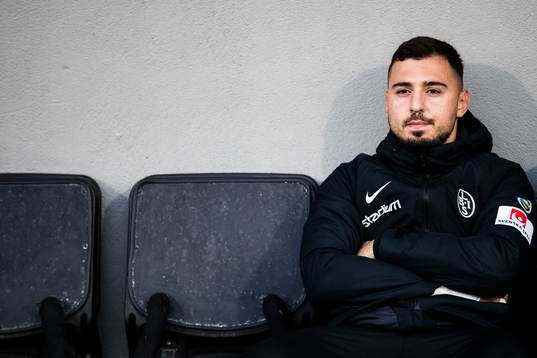 Landskronas målvakt Amr Kaddoura på bänken