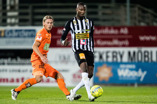 Varbergs Oliver Stanisic och Landskronas Joe Sise