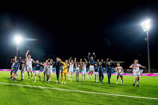 Axel Andresson, goalkeeper Amund Wichne and the players of