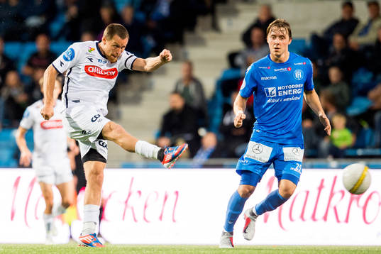 Tommy Høiland of Viking and Mathias Gjerstrøm of Notodden
